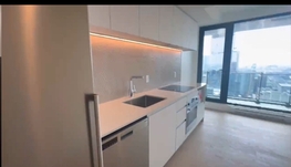 双子塔高层大studio带阳台，$1600/月，立刻入住