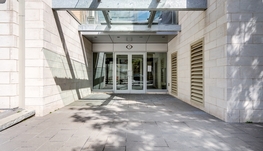 市中心区1181Bishop三个半公寓出租，带家俬电器，可拎包入住，生活便利。
