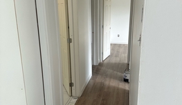 Brossard A 区独立平房3+2 房间2个全浴宽敞明亮10月中旬可整体出租