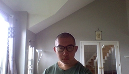 本人，男，29岁，从未谈过恋爱，我非常想找个非常漂亮的女朋友，本人小时候还可以，但现在像歪瓜裂枣的中年大叔