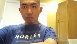本人，拜美女教舔狗男,29岁，从未谈过恋爱，特别迷恋超肉麻的美女，有次我妈带我到列治文医院看到了一个可爱的华人美女坐我边上，穿着白球鞋，明显没穿袜子，要不是我妈在边上我好想把女生骗到外面脱她的鞋闻她的脚，我非常想找个非常漂亮的女朋友，本人小时候还可以，但现在像歪瓜裂枣的中年大爷，我小时候有点像女孩现在特迷恋脱凉鞋穿袜子的美女，如果是白袜我就为之疯狂了,我在爱城的购物中心看到一个光脚穿平底鞋的白人美女走进了游乐场，她脱了鞋后从包里拿出白袜，当时我就想崇拜了，后来她盘腿坐着，露出了一小半超级可爱的白