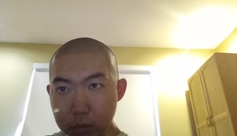 本人，拜美女教舔狗男,29岁，从未谈过恋爱，特别迷恋超肉麻的美女，有次我妈带我到列治文医院看到了一个可爱的华人美女坐我边上，穿着白球鞋，明显没穿袜子，要不是我妈在边上我好想把女生骗到外面脱她的鞋闻她的脚，我非常想找个非常漂亮的女朋友，本人小时候还可以，但现在像歪瓜裂枣的中年大爷，我小时候有点像女孩现在特迷恋脱凉鞋穿袜子的美女，如果是白袜我就为之疯狂了,我在爱城的购物中心看到一个光脚穿平底鞋的白人美女走进了游乐场，她脱了鞋后从包里拿出白袜，当时我就想崇拜了，后来她盘腿坐着，露出了一小半超级可爱的白