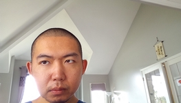 本人男生,比较英俊，我妈妈年轻时超级像2006年超级女声，土了点，从未谈过恋爱，我想找个美女女朋友，谢谢大家。