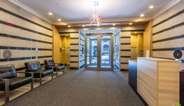 市中心近康大三半公寓出租（包家具+电器）1600$/月 随时可拎包入住