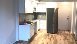 市中心酒吧街Crescent上顶楼三半Condo招长租！